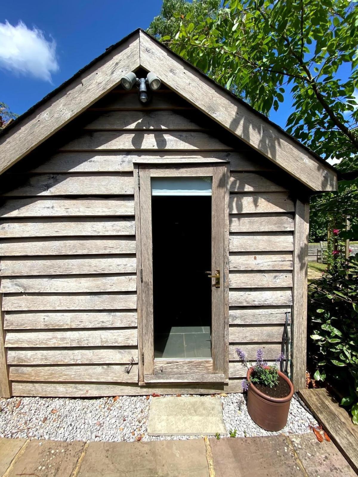The Tool Shed Nestled In Idyllic Countryside Vila Linchmere Exterior foto