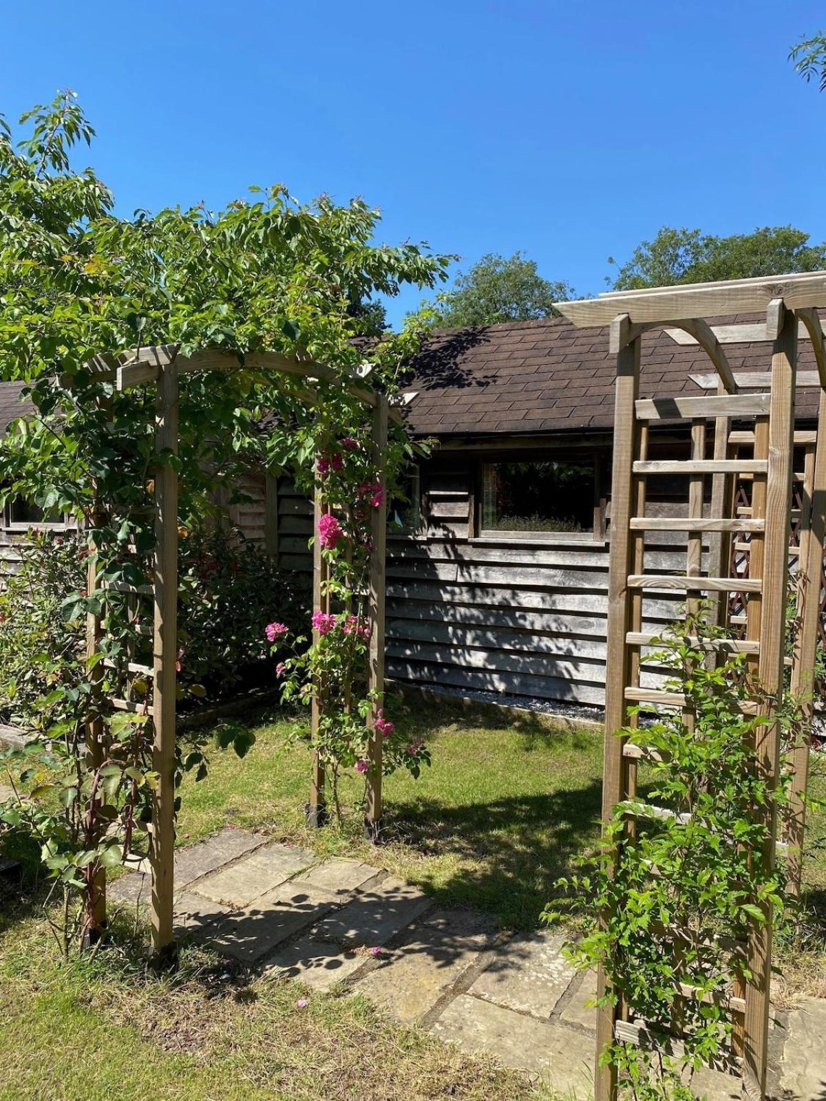 The Tool Shed Nestled In Idyllic Countryside Vila Linchmere Exterior foto